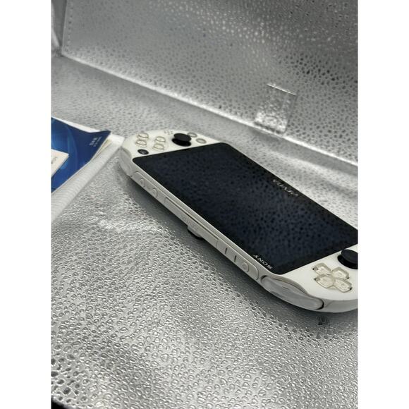 white ps vita 2000 w/charger and box - Picture 2 of 7